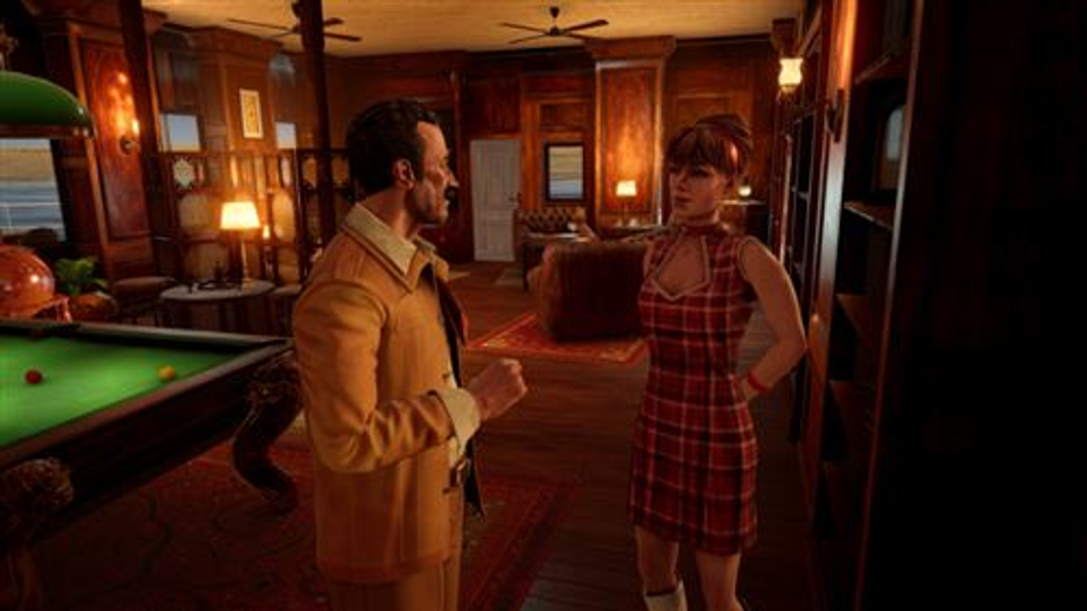 Odkurzacz w kolorze bordowym z przezroczystym pojemnikiem na kurz, białymi i srebrnymi elementami.