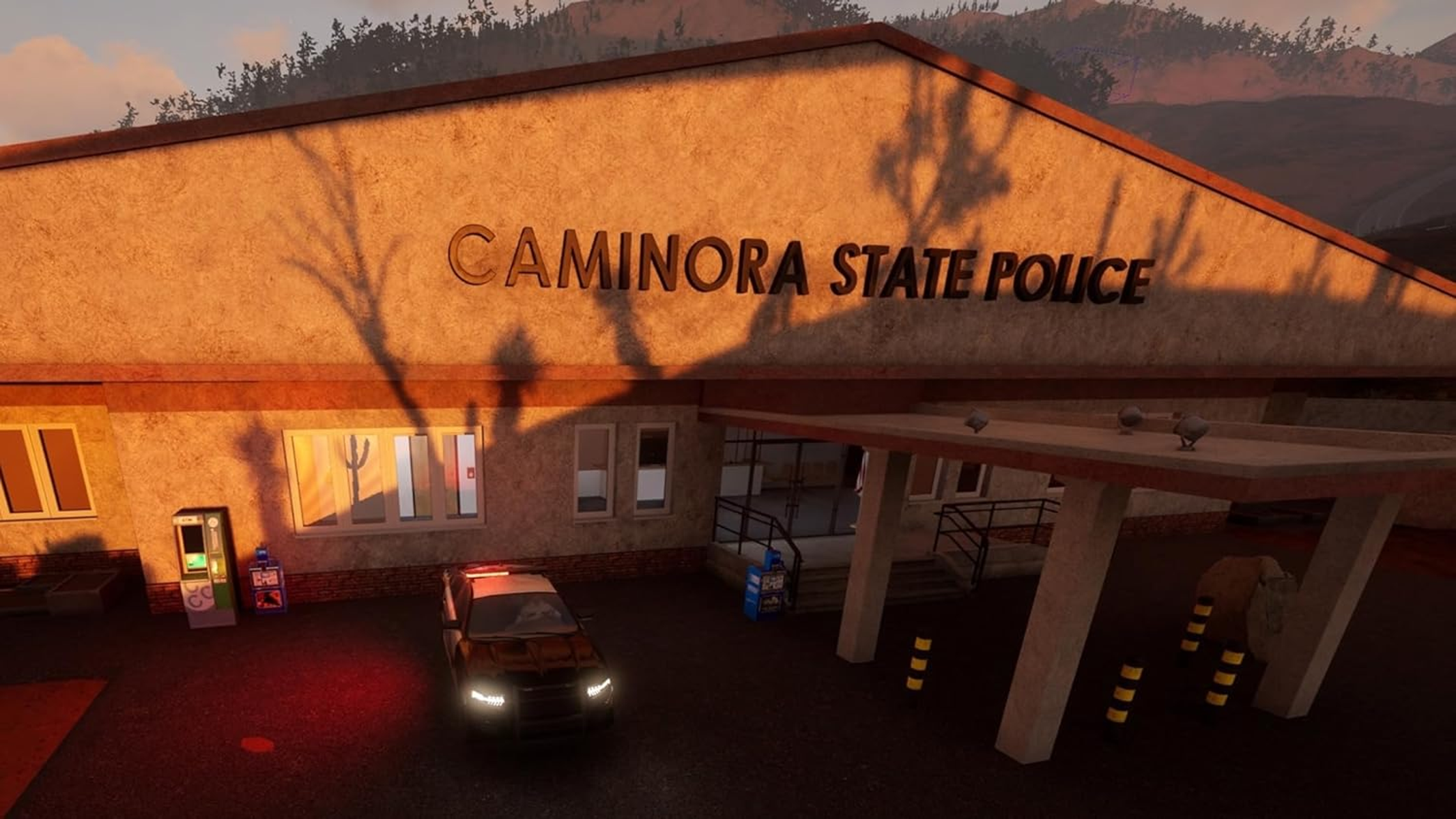 Posterunek policji o zachodzie słońca. Budynek ma szyld, a przed nim zaparkowany jest radiowóz.