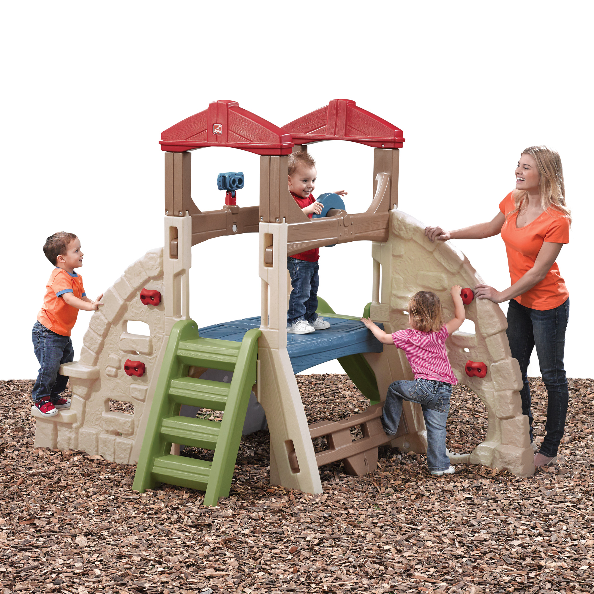 Kinder spielen auf einem bunten Kunststoff-Spielplatz, eine Frau beaufsichtigt. Der Spielbereich hat eine Rutsche, Kletterbereiche und einen Aussichtspunkt.