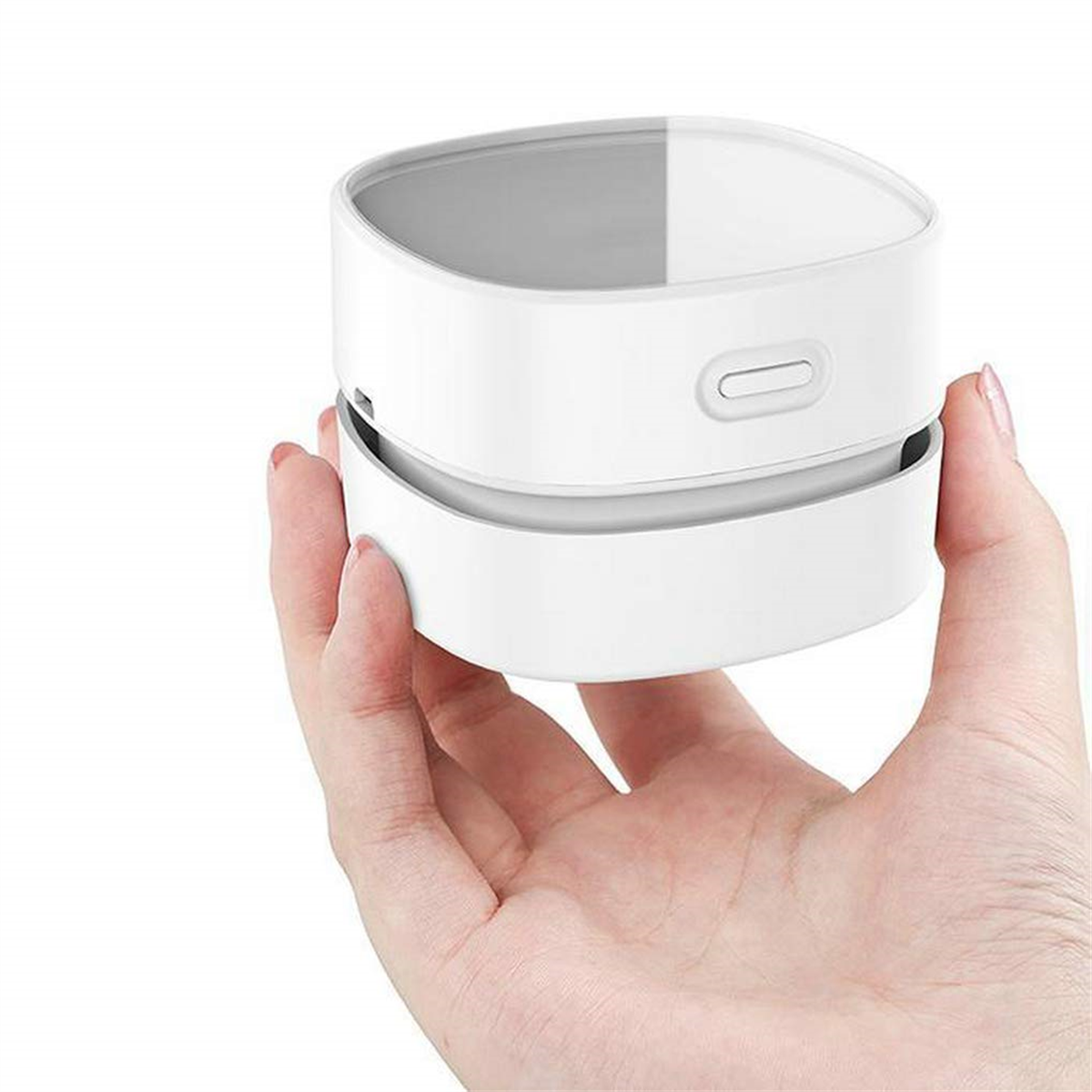 Ein kleiner, weißer Handstaubsauger. Er wird von einer Person in der Hand gehalten.