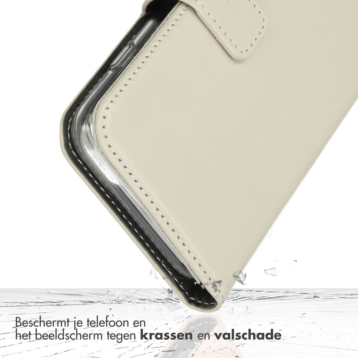 Close-up van een crèmekleurige telefoonhoes met een telefoon erin. Glasscherven liggen onderaan.