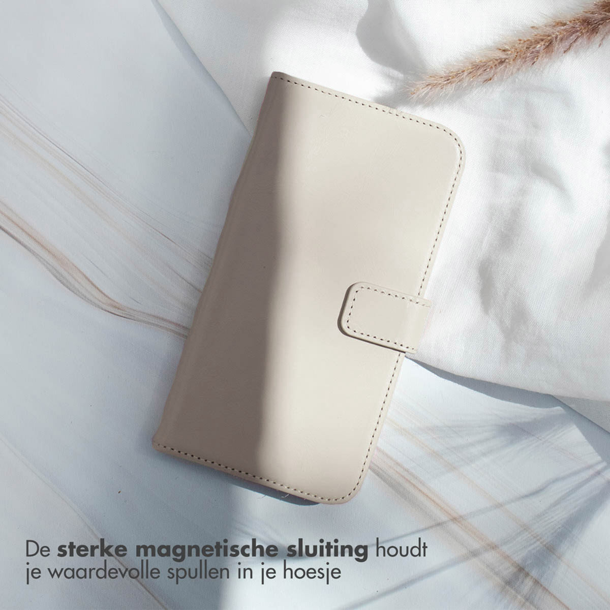 Beige telefoonhoesje op witte stof.