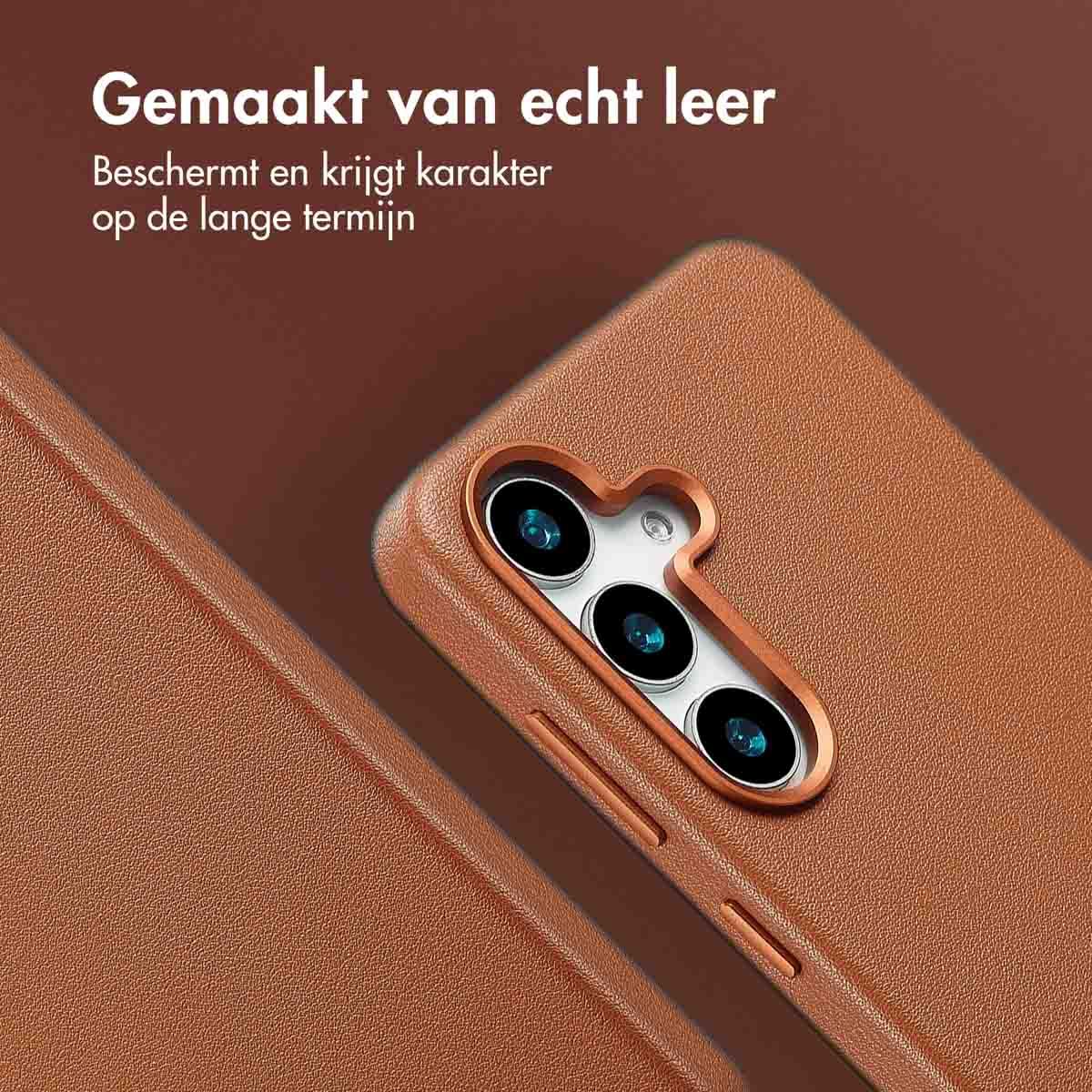 Close-up van een bruine telefoonhoes met een camera-uitsparing.