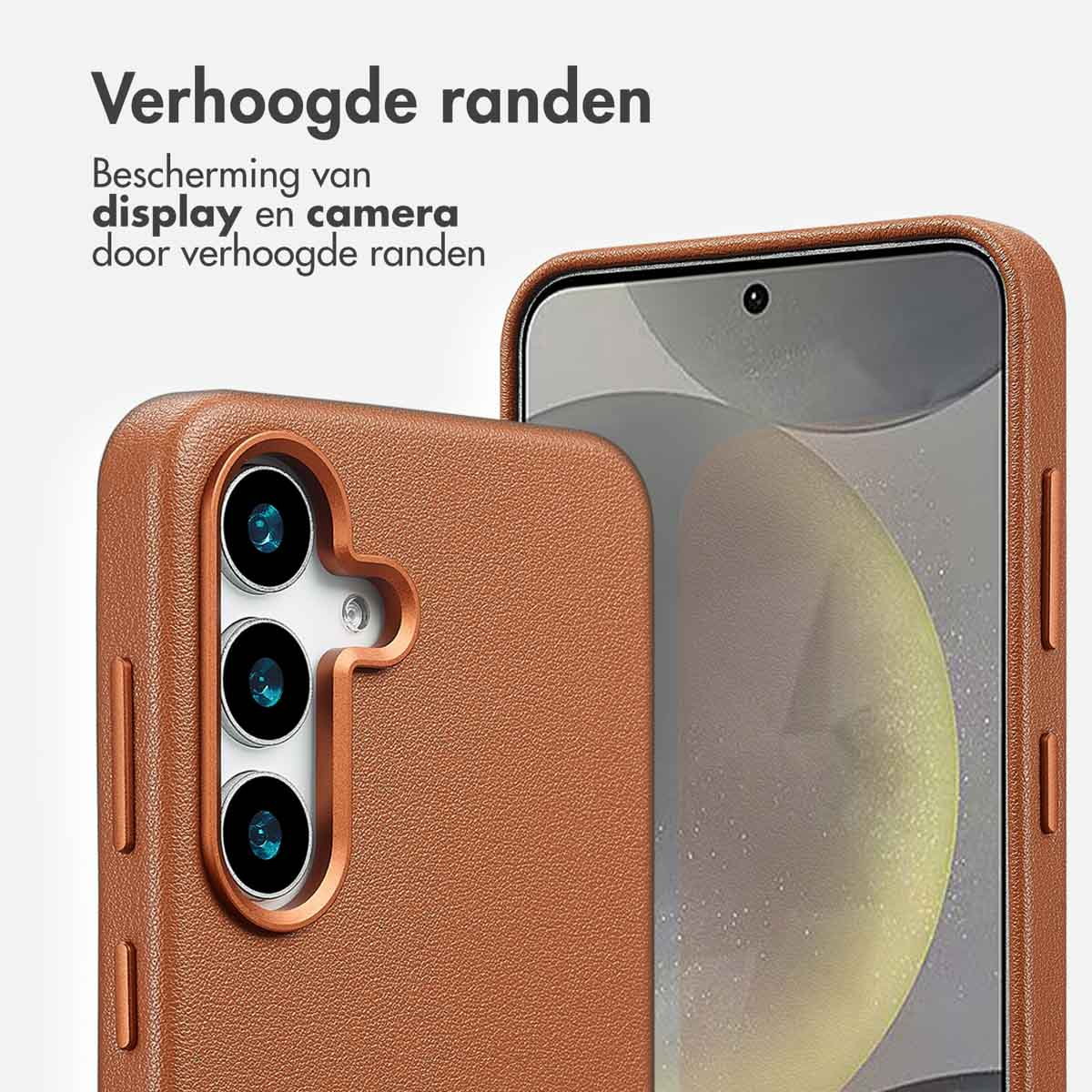 Close-up van een bruine telefoonhoes, met cameralenzen en verhoogde randen.