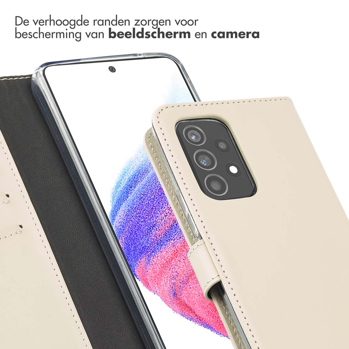 Beige telefoonhoesje met telefoon erin. De hoes heeft een cover en verhoogde randen. Witte achtergrond.
