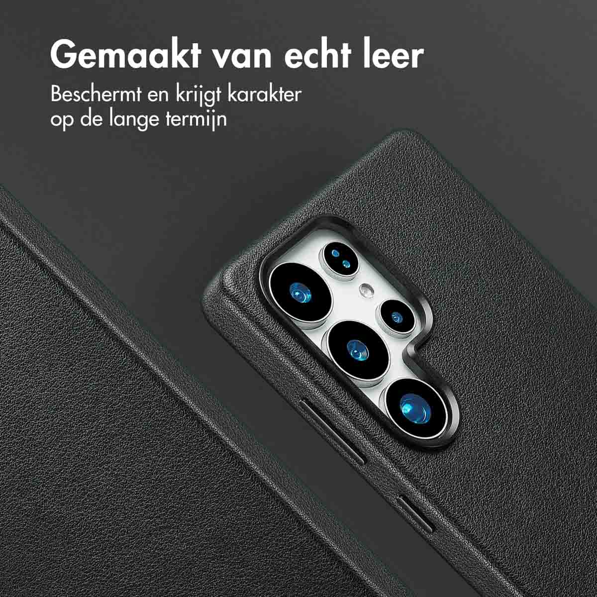 Zwart telefoonhoesje met drie cameralenzen. Tekst: Gemaakt van echt leer.