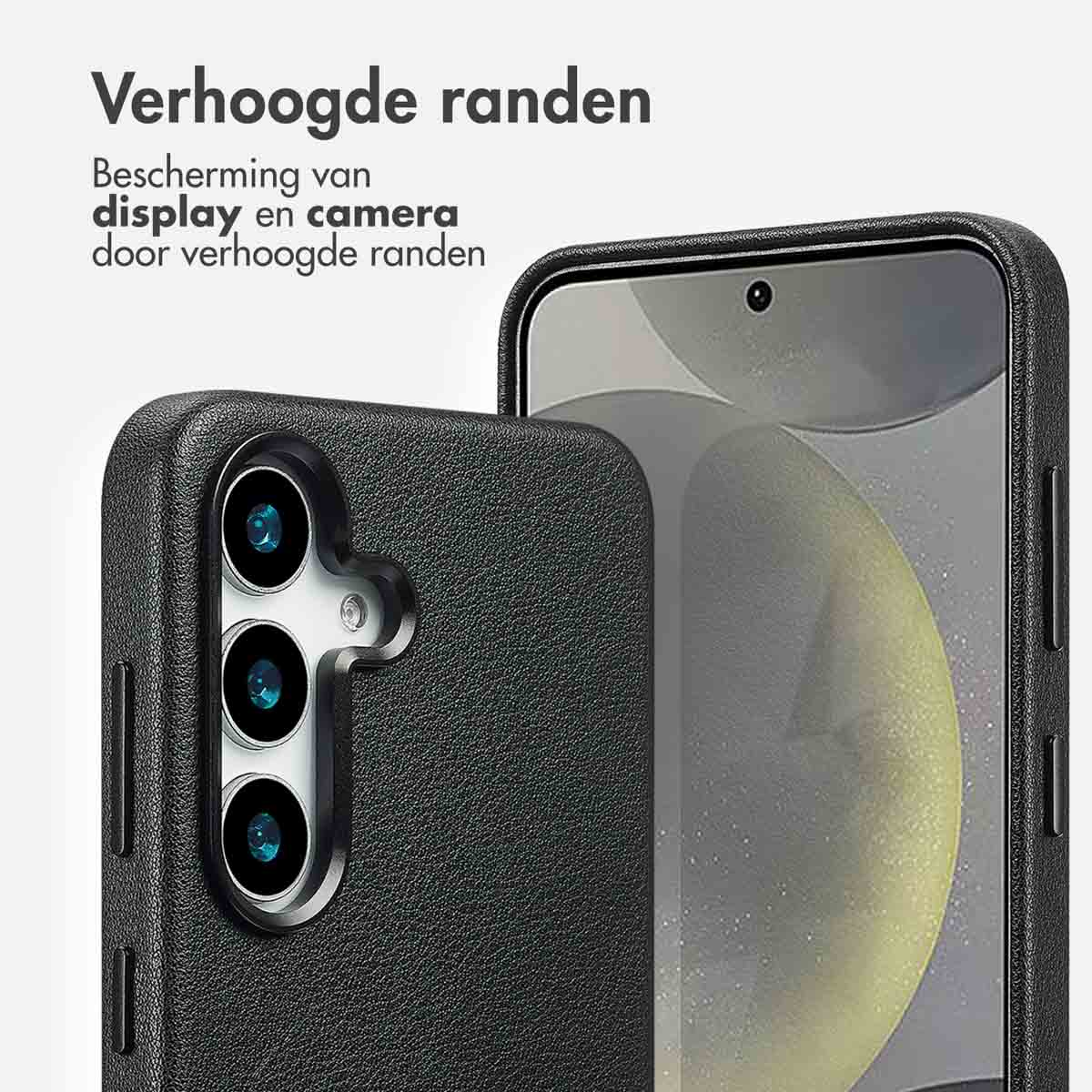 Gros plan de l'étui de téléphone noir. Les objectifs de la caméra triple sont visibles. Texte : Bords surélevés. Protection de l'écran et de l'appareil photo.