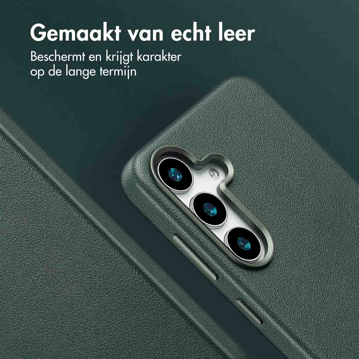 Gros plan sur une coque de téléphone vert foncé, montrant les lentilles de la caméra.