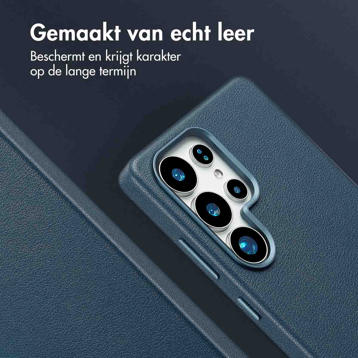 Close-up van een blauwe telefoonhoes met camera-uitsparingen. De tekst zegt 'Gemaakt van echt leer'.