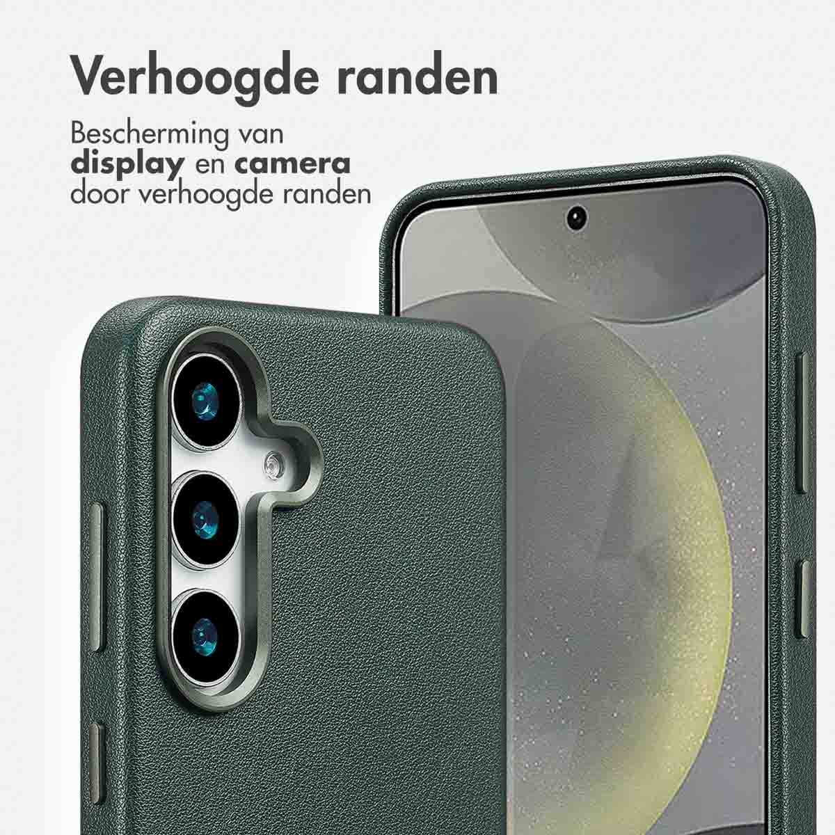 Groene telefoonhoes close-up. Drievoudige cameralenzen zijn zichtbaar. Tekst: Verhoogde randen. Bescherming van display en camera.