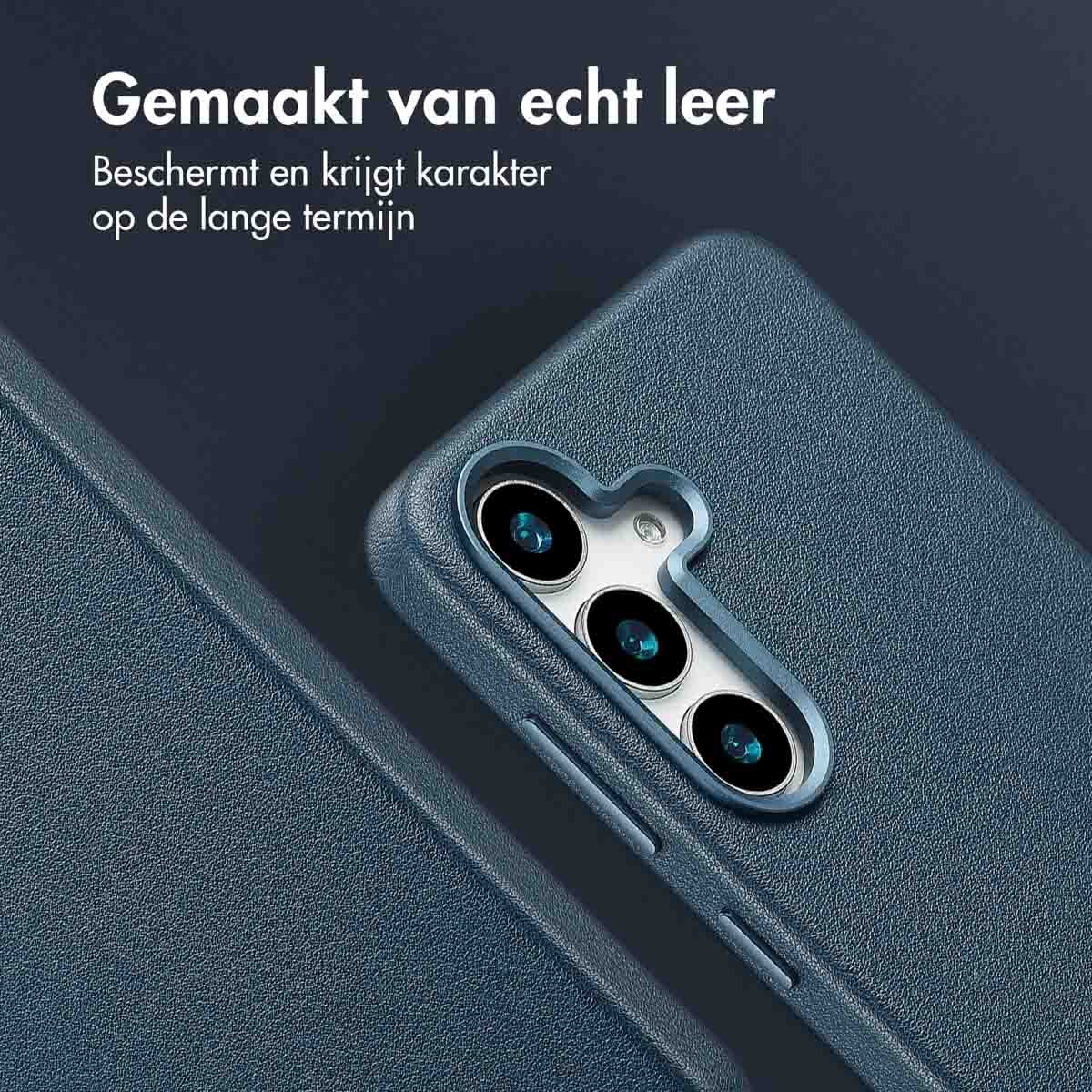 Close-up van een blauwe telefoonhoes met camera-uitsparingen. De tekst zegt 'Gemaakt van echt leer'.