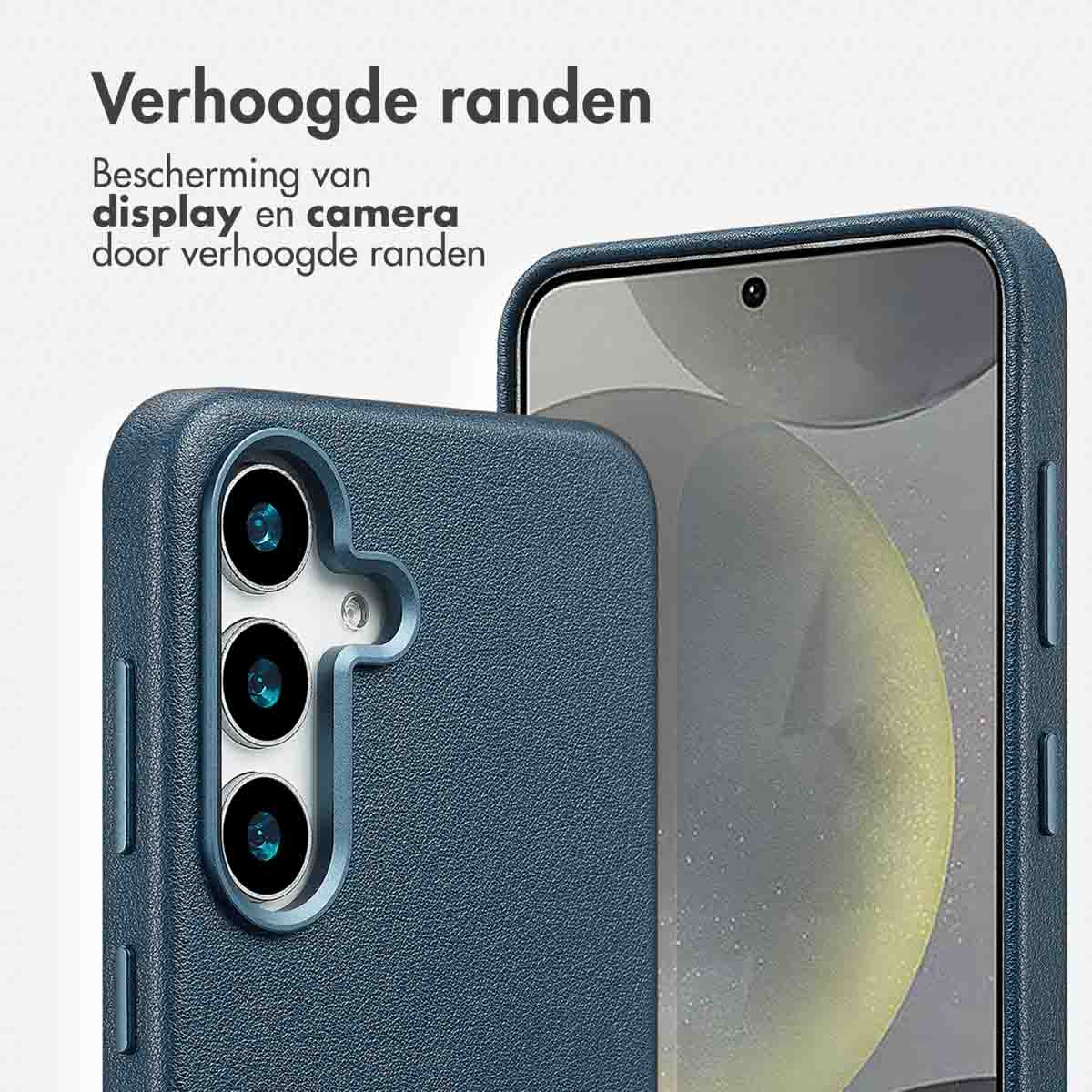 Close-up van een blauwe telefoonhoes, met cameralenzen en een verhoogde rand voor schermbescherming.