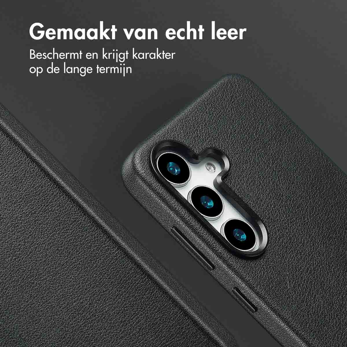 Zwarte telefoonhoes met camera. Text: 'Gemaakt van echt leer. Beschermt en krijgt karakter'.
