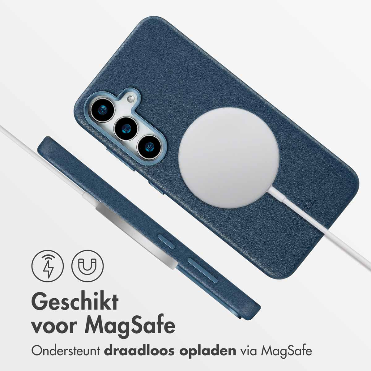 Blauwe telefoonhoes met een witte oplaadpad en telefoon erin, met een oplaadkabel.