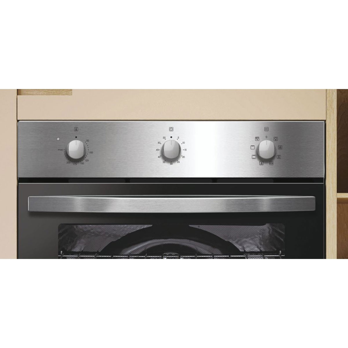 Pannello comandi forno in acciaio inox con manopole e maniglia. L'armadio beige lo circonda.