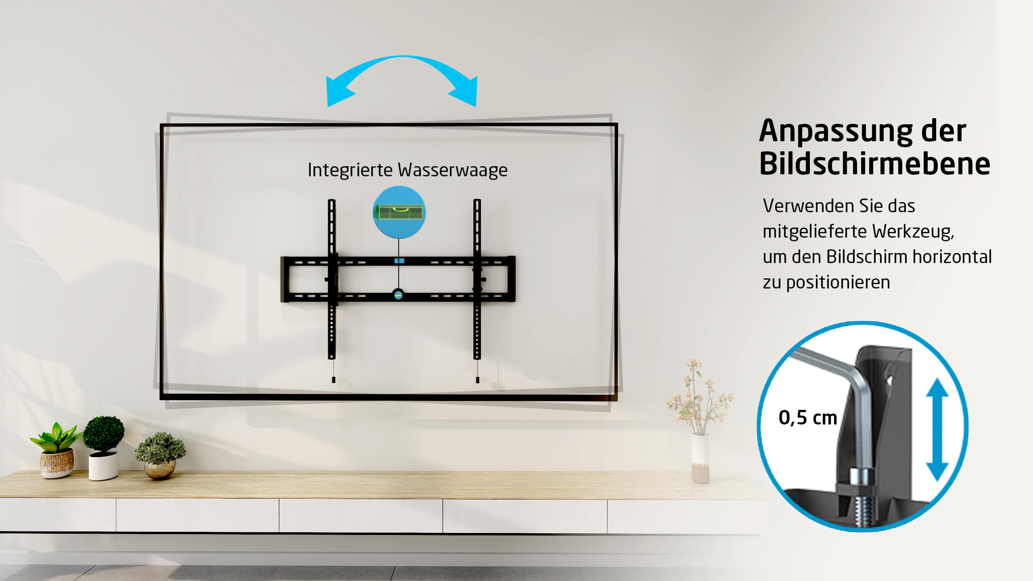 Fernseher an weißer Wand montiert. Enthält eine Wasserwaage und ein Werkzeug zur Einstellung. Eine Pflanze und Deko sind auf dem Regal.