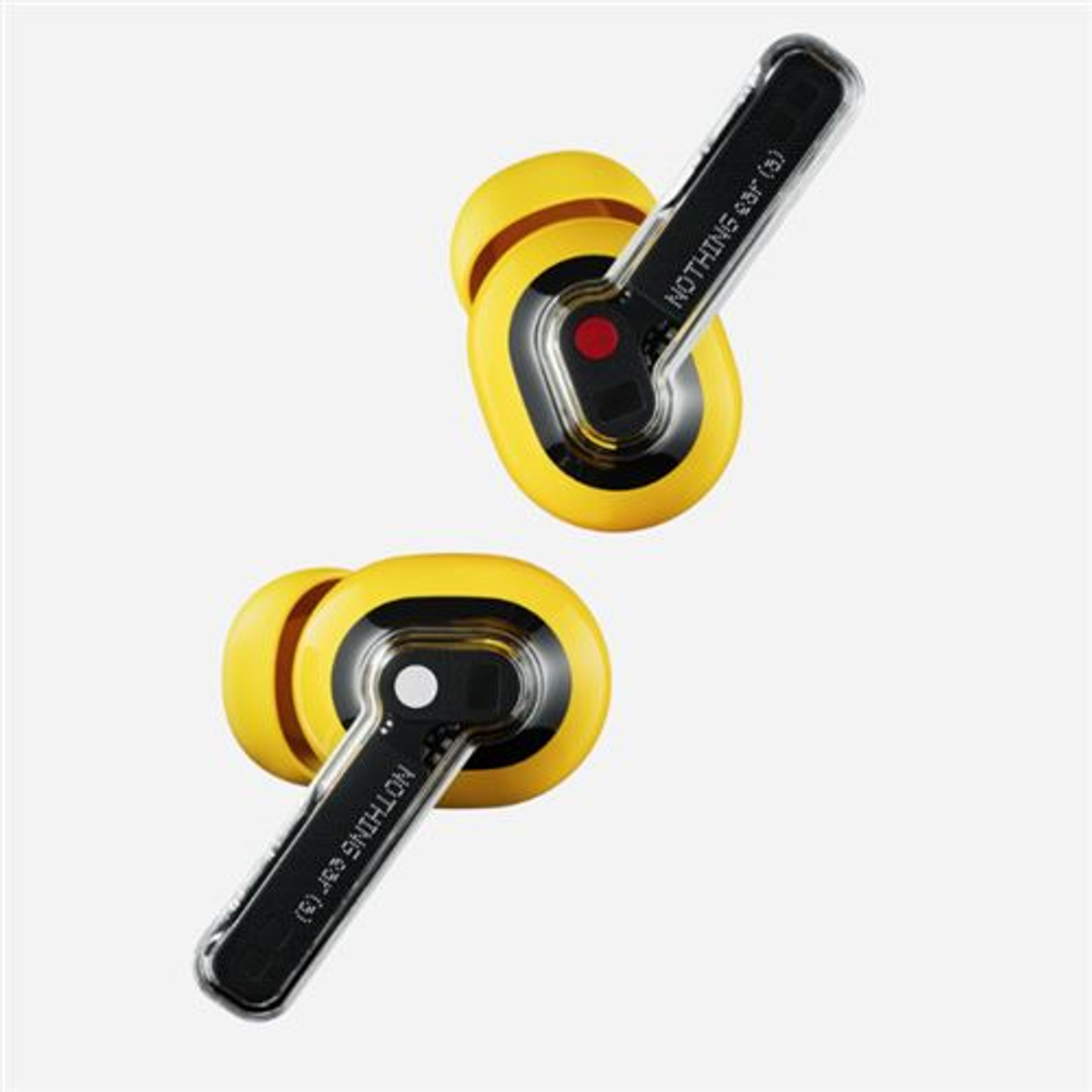 Dwa żółto-czarne wkładki douszne z czarnymi trzpieniami. Białe tło.