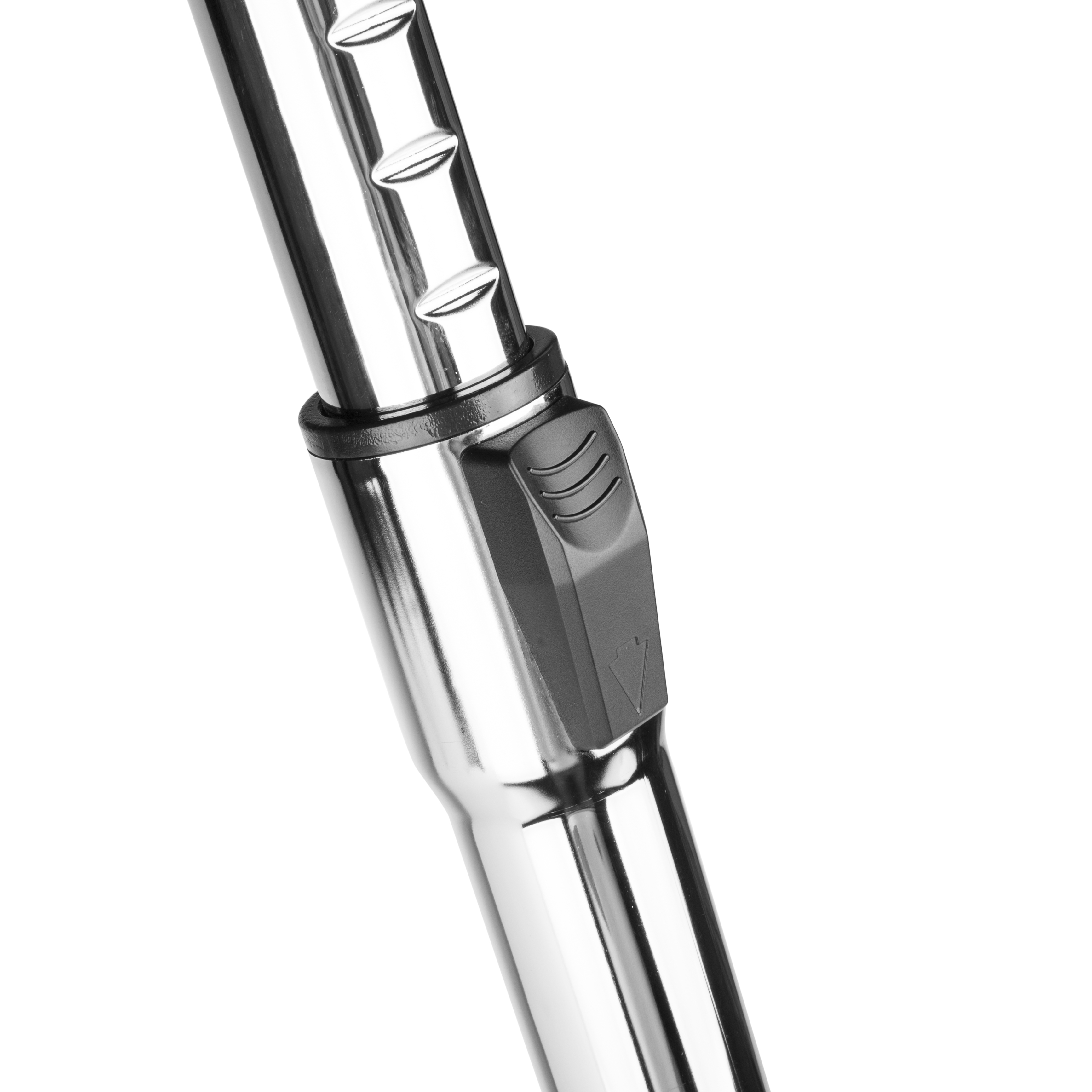 Zbliżenie na metalową rurę odkurzacza z czarnym przyciskiem regulacji.