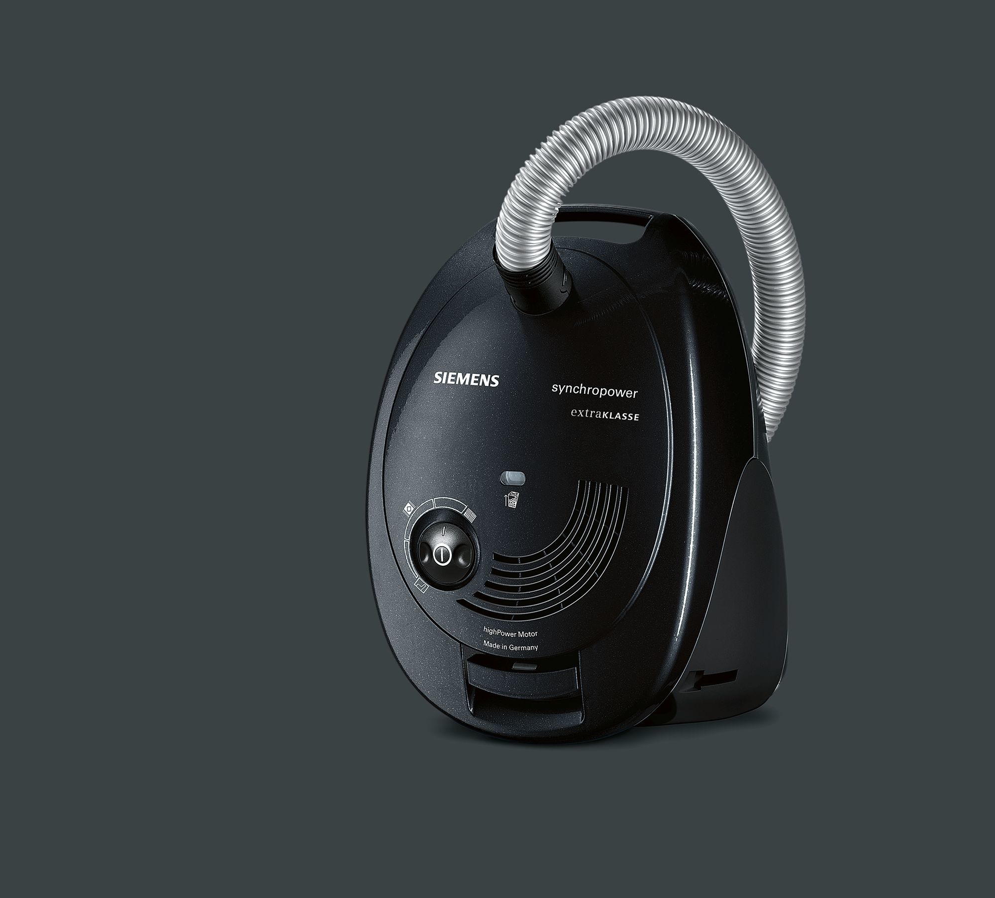 Schwarzer Siemens Staubsauger, Seitenansicht, mit silbernem Schlauch.