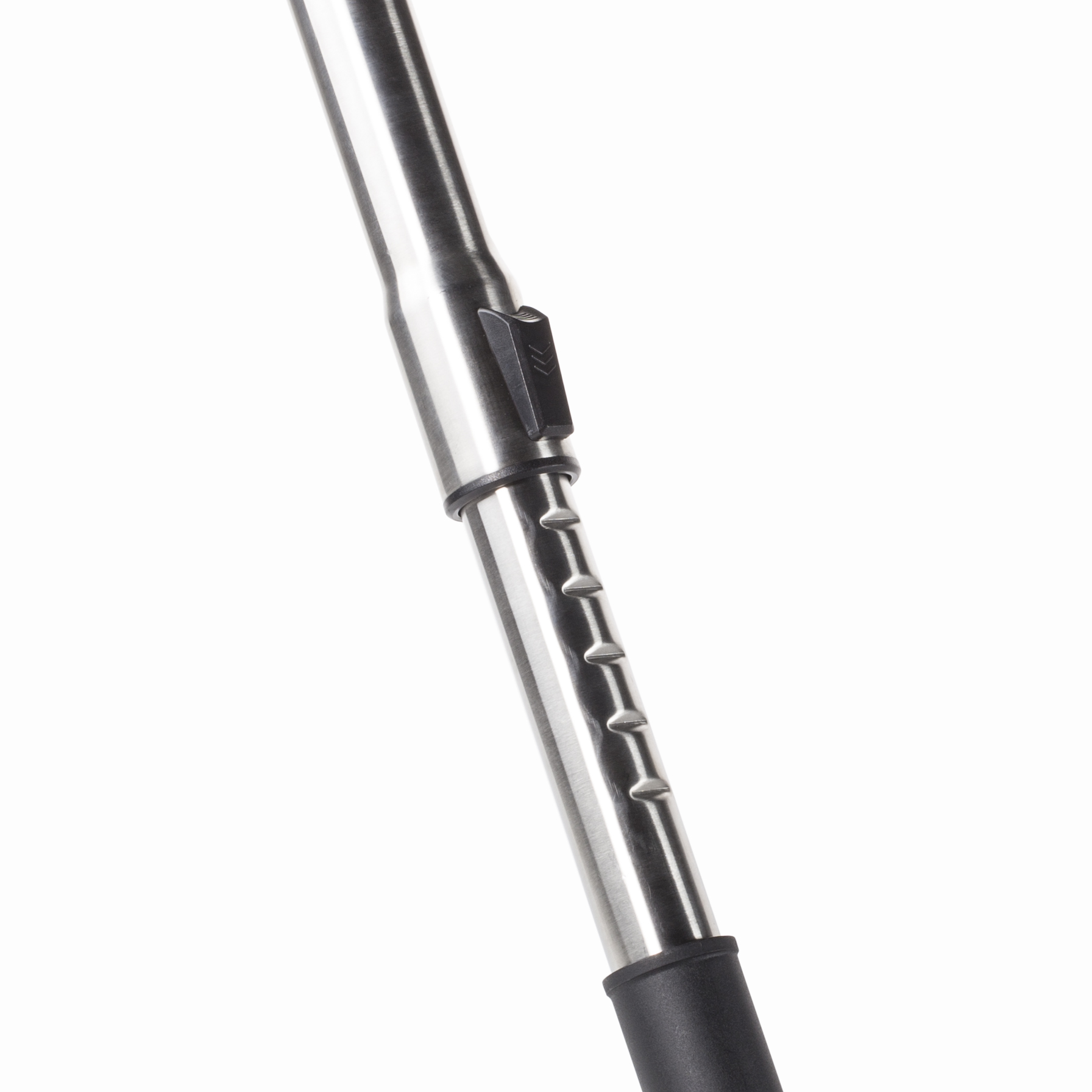 Extensión de aspiradora. Tubo de metal con altura ajustable y un agarre negro.