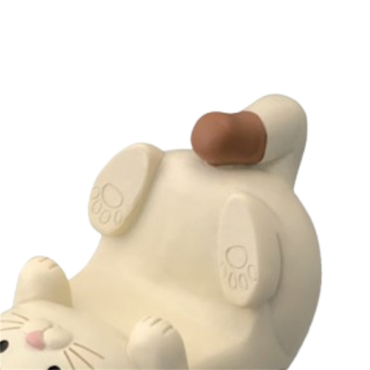 Ein Katzenspielzeug liegt auf dem Kopf. Die Katze ist cremefarben mit einem braunen Fleck und einer rosa Nase.