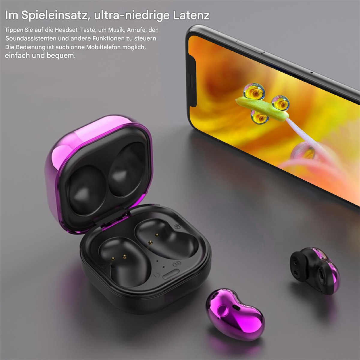 Ohrhörer in einem Ladecase mit einem Telefon. Die Buds und das Case sind lila.