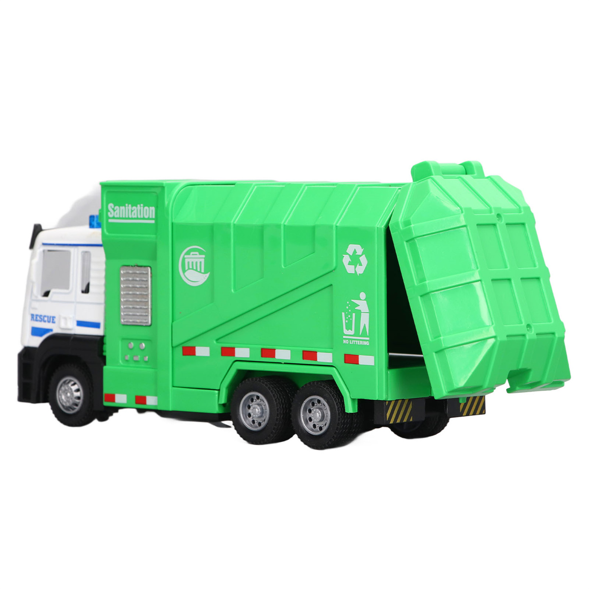 Grüner Spielzeug-Müllwagen mit weißem Fahrerhaus, Text Sanitation und offenem Heck. Rote und weiße Streifen.
