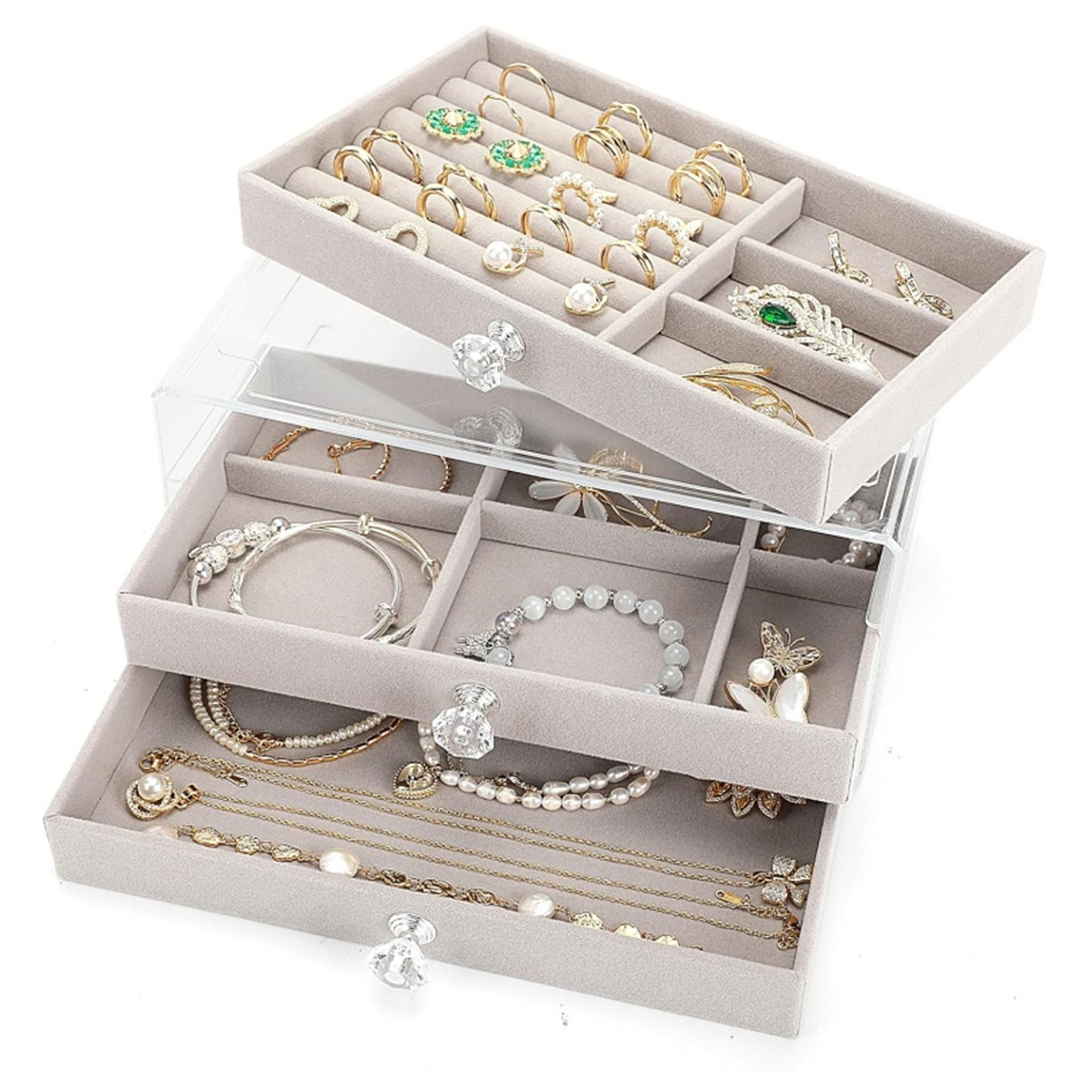 Ein dreistöckiger Schmuckorganizer mit Ringen, Armbändern und Halsketten. Grauer Samt, transparente Schubladen.