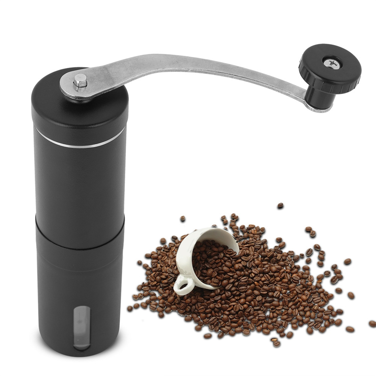 Eine manuelle Kaffeemühle mit Bohnen, einer Tasse und einem Griff.