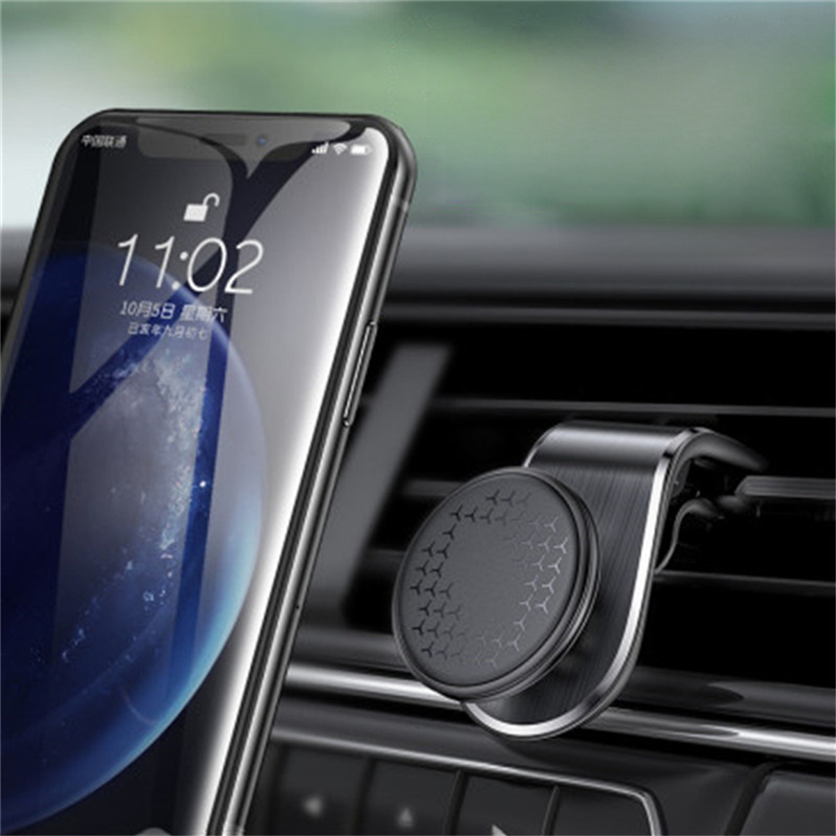 Smartphone in einem Auto, montiert mit einem magnetischen Halter an einer Lüftung, zeigt Kartenoberfläche.