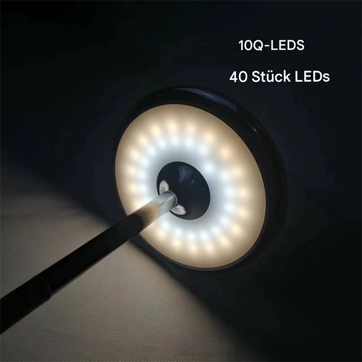 Ein kreisförmiges LED-Licht mit schwarzem Griff. Viele weiße LEDs sind im Licht sichtbar.