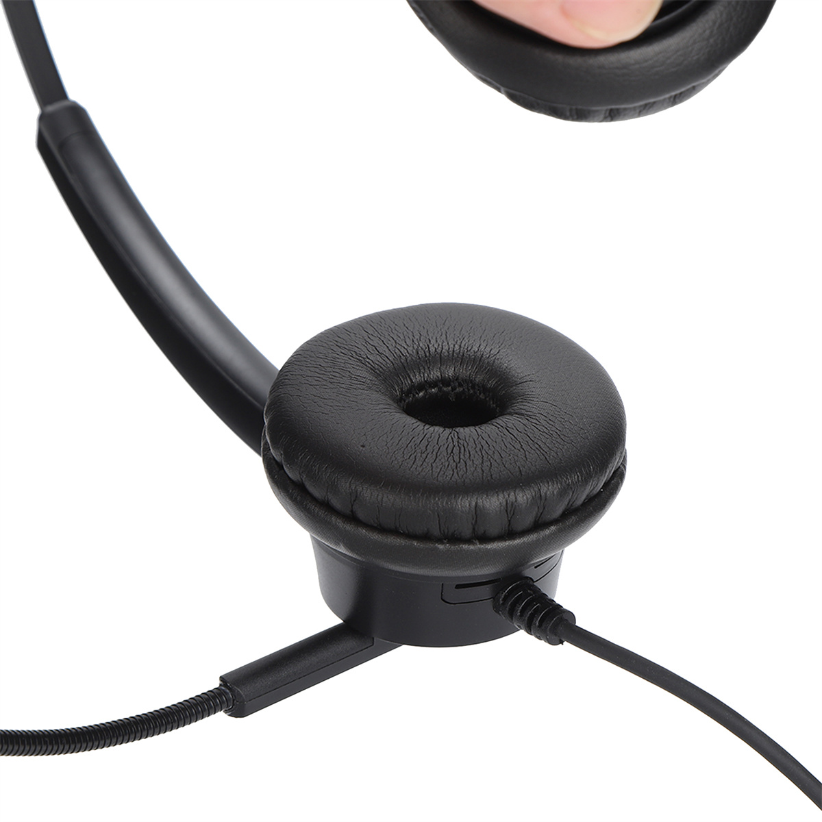 Nahaufnahme eines schwarzen Headsets mit Mikrofon. Ein Teil des Ohrpolsters wird ebenfalls gezeigt.