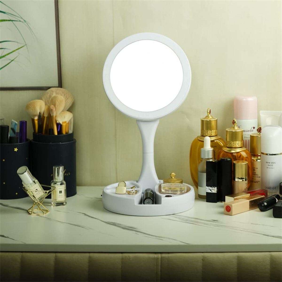 Ein Kosmetikspiegel mit Make-up-Artikeln. Ein weißer Spiegel mit Sockel. Verschiedene Schönheitsprodukte.