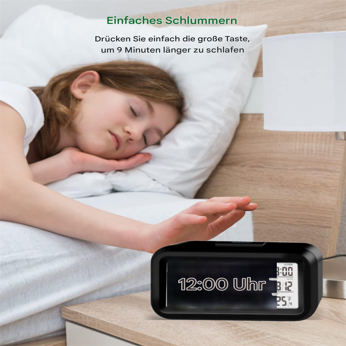 Ein schlafendes Mädchen mit einem schwarzen Wecker, der 12:00 Uhr und 25°C anzeigt, auf einem Nachttisch. Eine Lampe daneben.