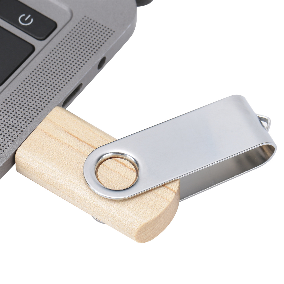 USB-Stick aus Holz, an einen Laptop angeschlossen. Metallteil sichtbar.