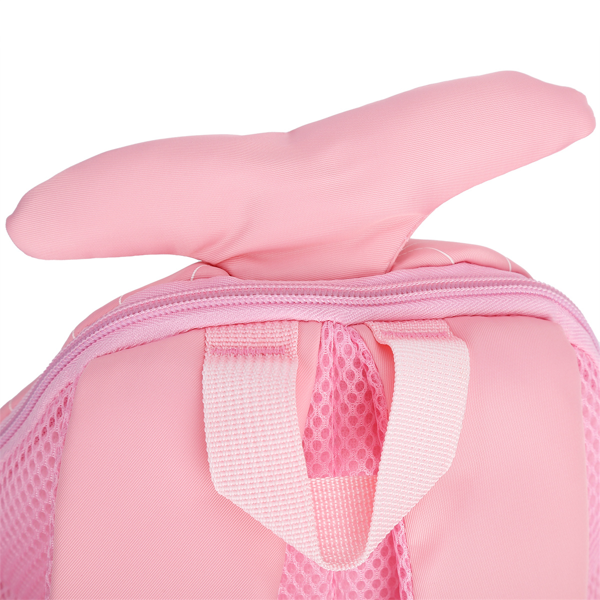 Ein rosa Rucksack mit walförmigem Aufsatz. Die Träger und eine Netztasche sind sichtbar.