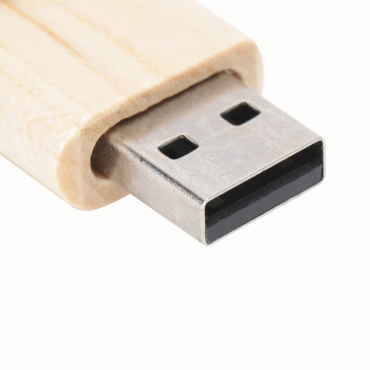 Nahaufnahme eines USB-Sticks. Er ist aus hellfarbenem Holz gefertigt und hat einen Metallanschluss.