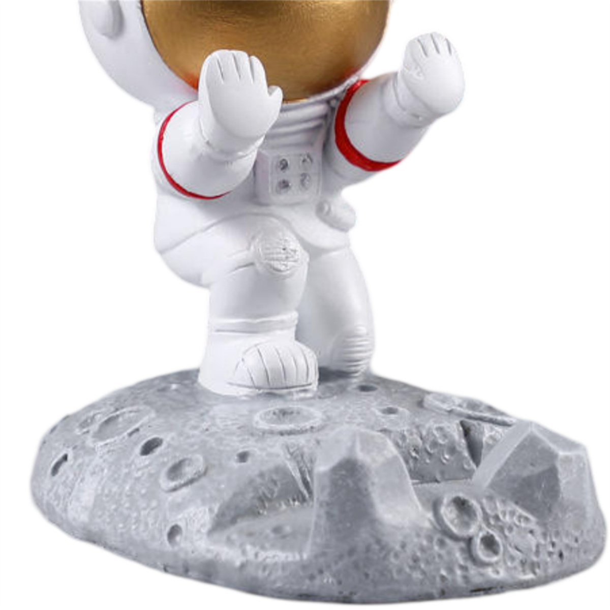 Astronautenfigur auf Mondoberfläche. Weißer Anzug mit goldenem Helm, Arme erhoben.