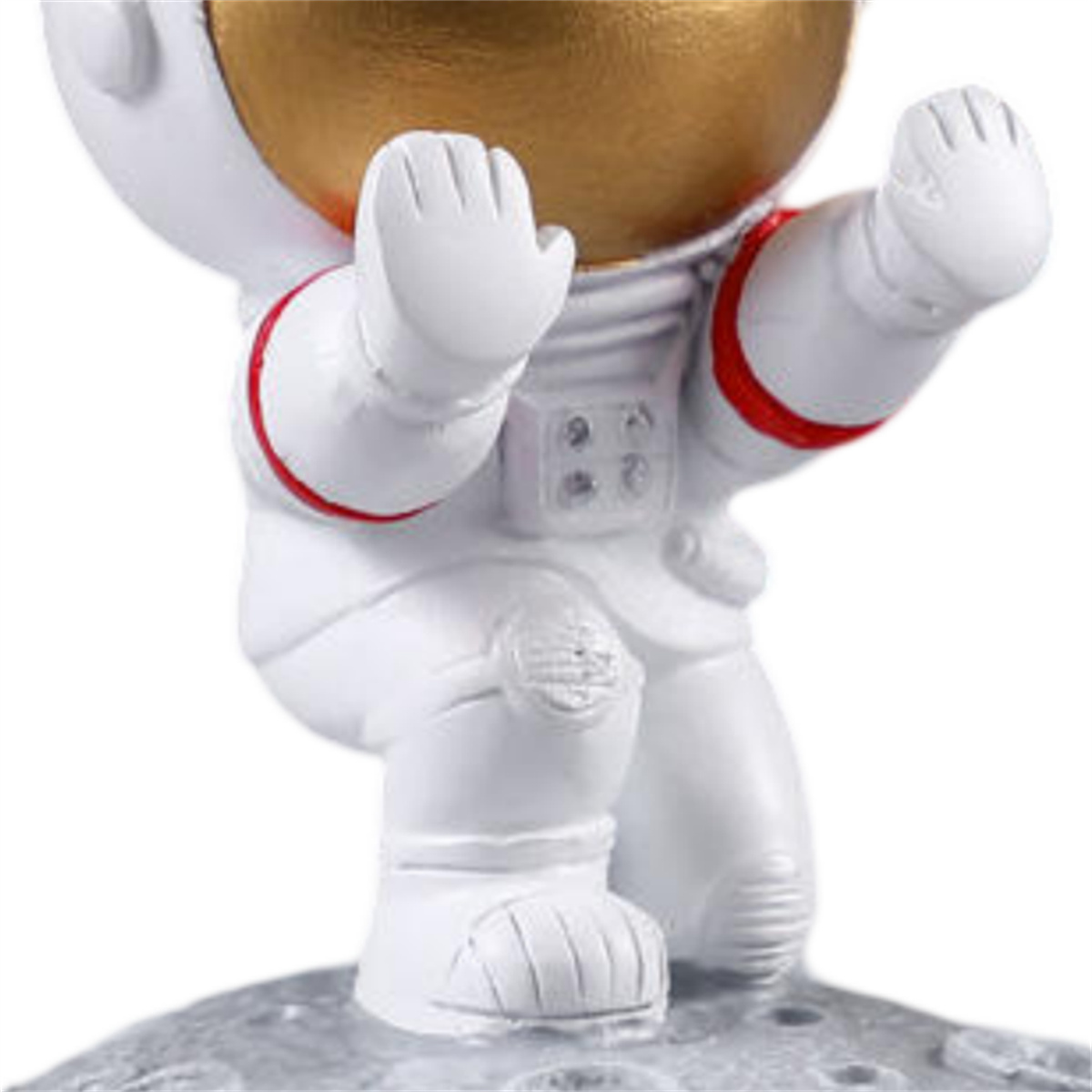 Eine weiße und goldene Astronautenfigur mit erhobenen Armen. Sie steht auf einer grauen, strukturierten Basis.