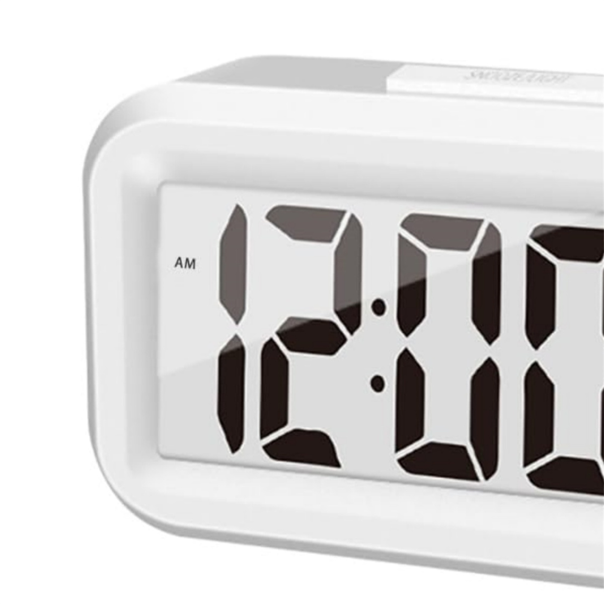 Ein weißer Digitalwecker zeigt 12:00 Uhr morgens an. Die Uhr steht auf einer weißen Oberfläche.