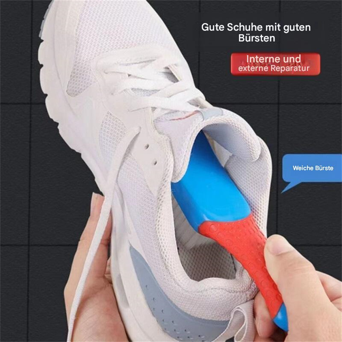 Person hält einen Schuh und führt einen Schuhreiniger mit blauem Griff und roter Bürste ein.