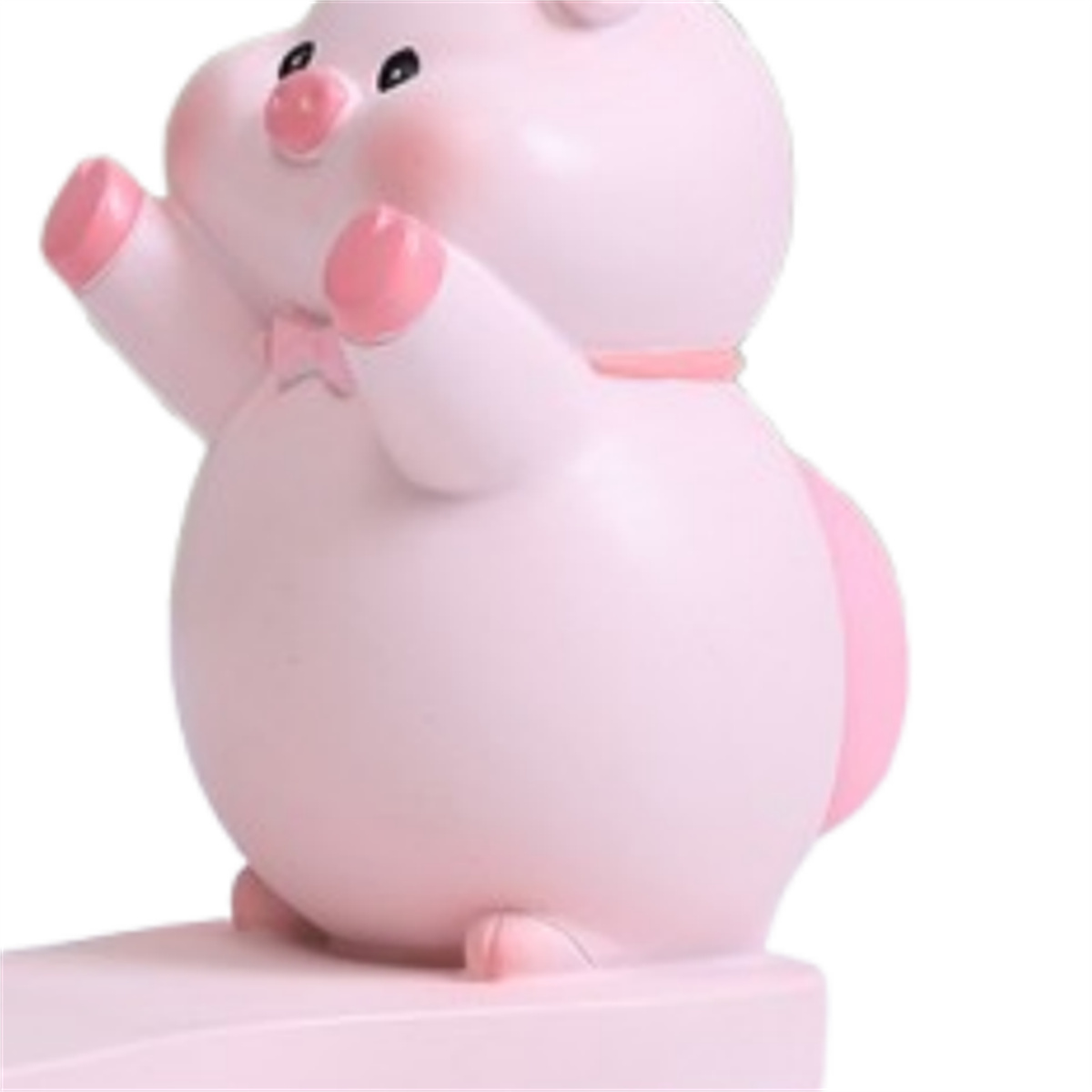 Rosa Schweinefigur mit erhobenen Armen. Weißer Hintergrund.