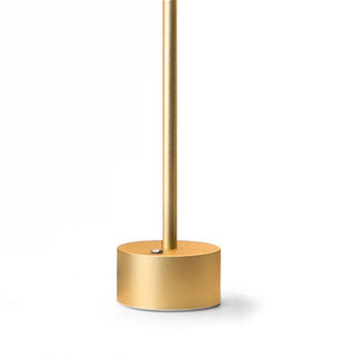 Ein goldfarbener Metallsockel mit einer nach oben ragenden Goldstange, vor weißem Hintergrund.
