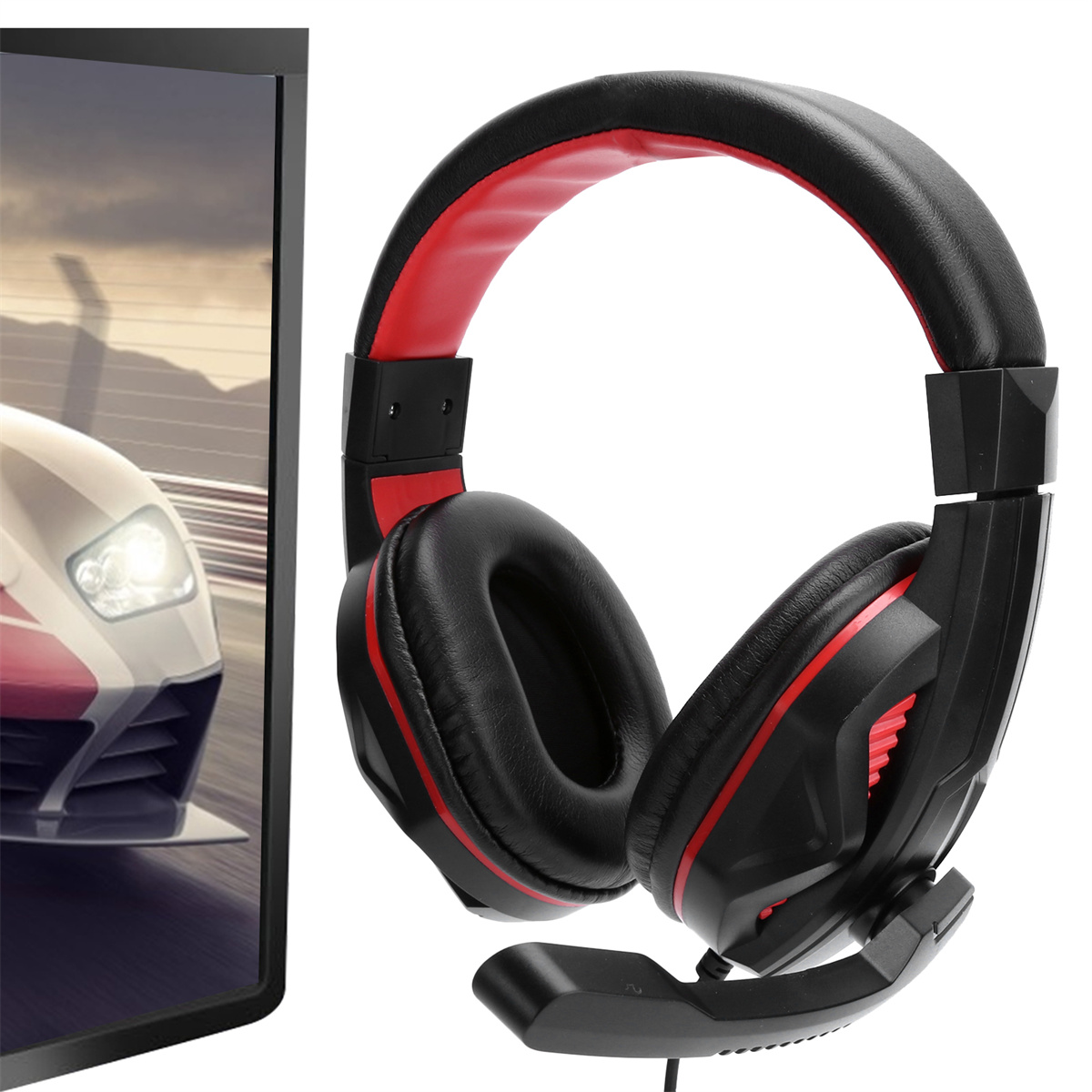 Schwarzes und rotes Gaming-Headset mit Mikrofon. Im Hintergrund ist ein Monitor mit einem Auto.