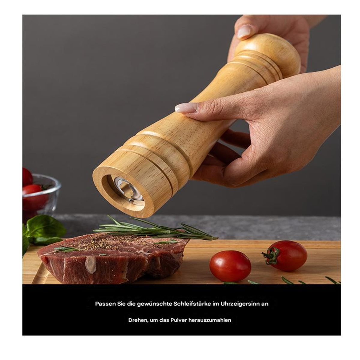 Eine Hand benutzt eine hölzerne Pfeffermühle. Steak und Tomaten liegen auf einem Holzbrett.