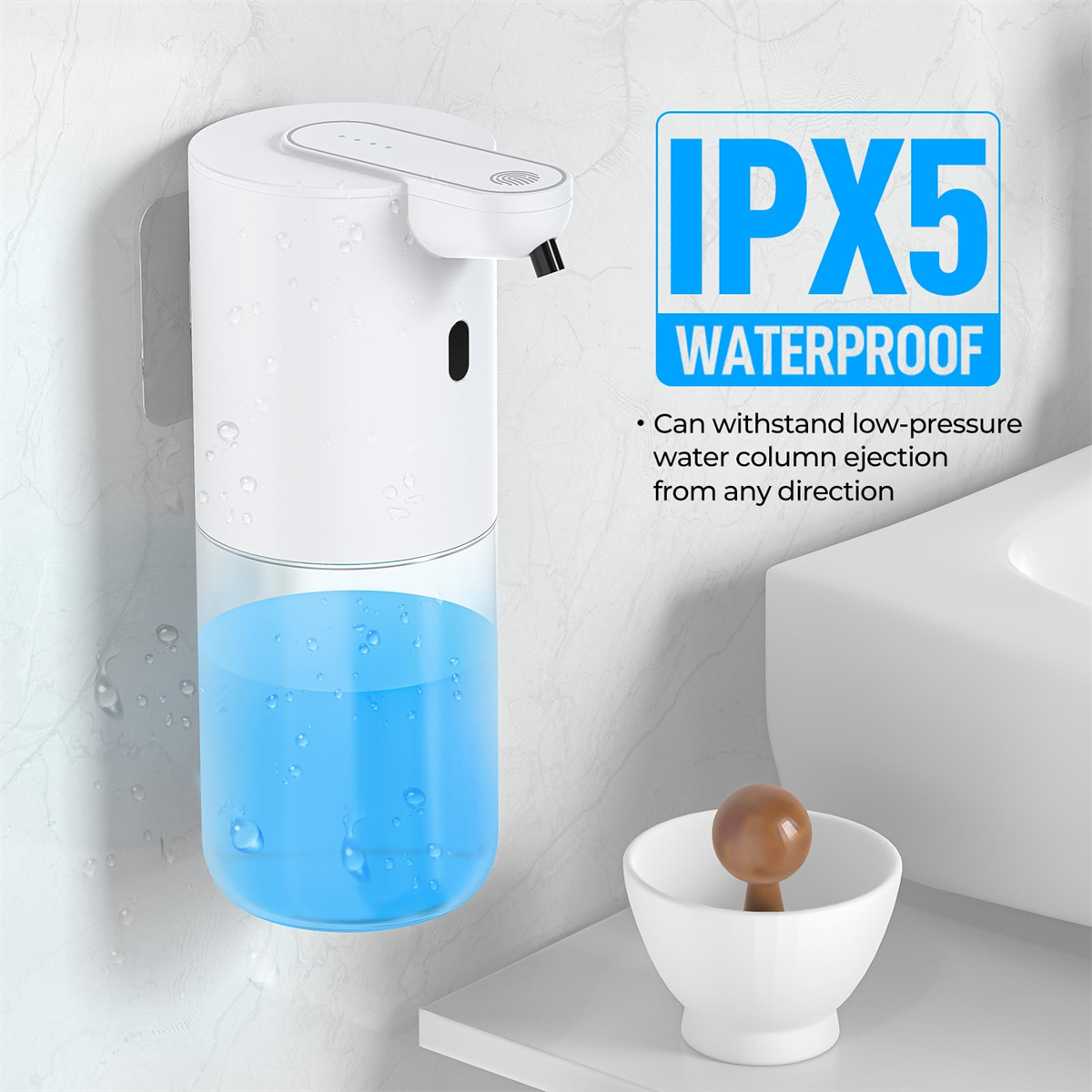 Ein weißer Seifenspender mit blauer Flüssigkeit. Der Text lautet 'IPX5 WATERPROOF' und eine kleine Schüssel ist vorne.