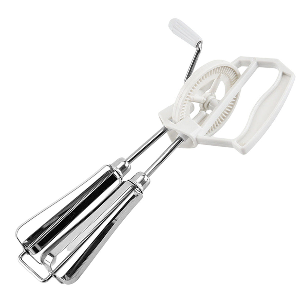 Ein weißer Handmixer mit verchromten Rührbesen wird vor weißem Hintergrund gezeigt.