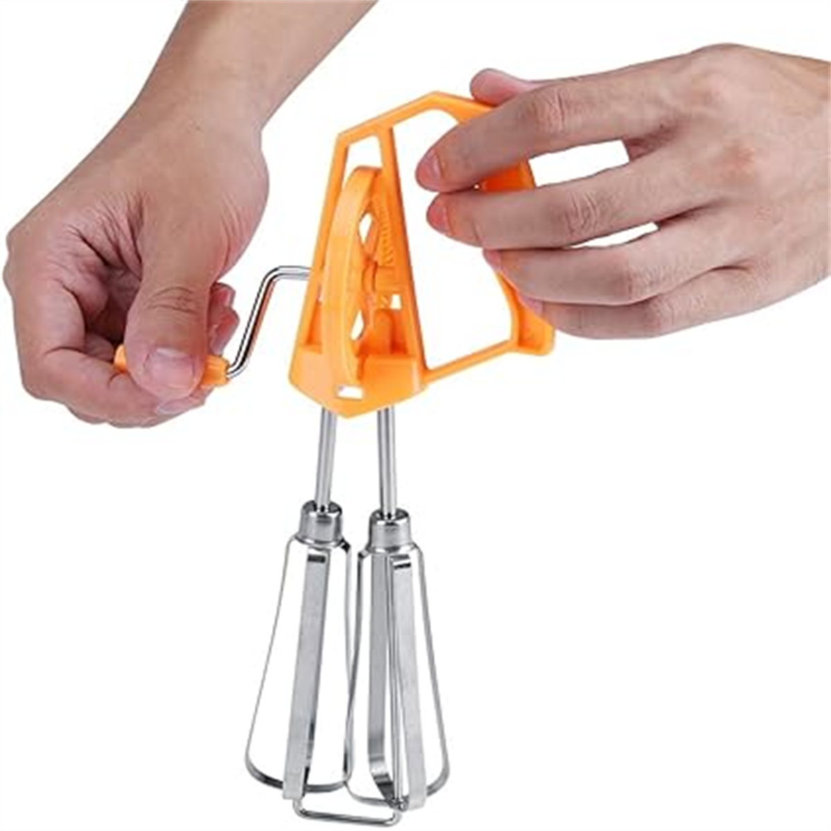 Hände halten einen manuellen Schneebesen, orange und silber, einsatzbereit.