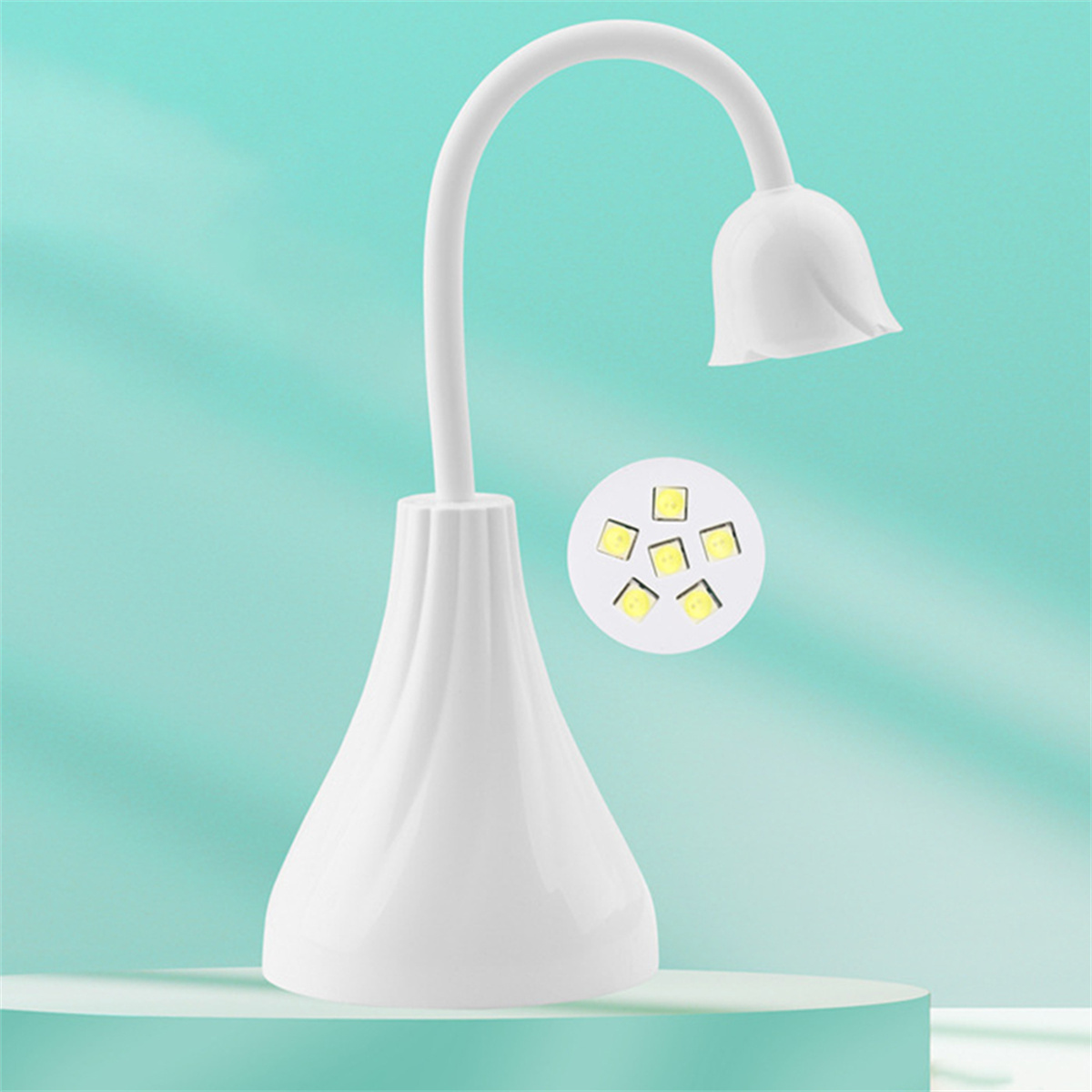 Weiße Nagellampe in Tulpenform mit LED-Lichtern und einem türkisfarbenen Hintergrund.