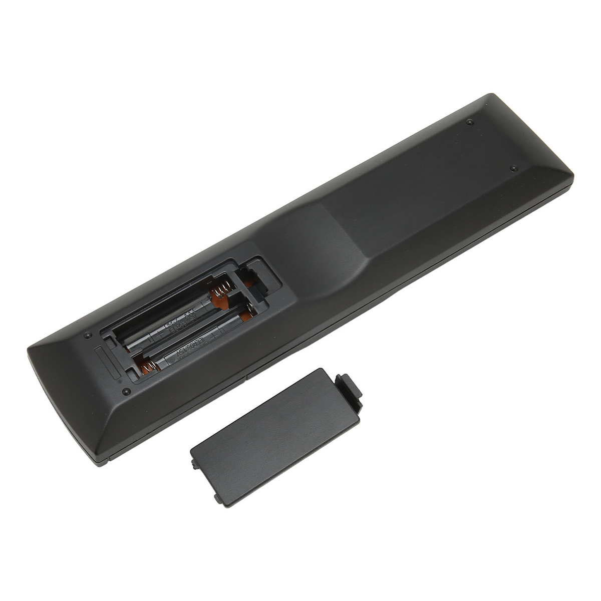Schwarze TV-Fernbedienung mit geöffnetem Batteriefach, zwei AA-Batterieschlitze und abgenommene Abdeckung.